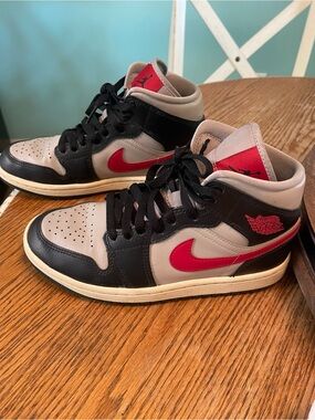 Woman’s Nike Jordans size 6.5